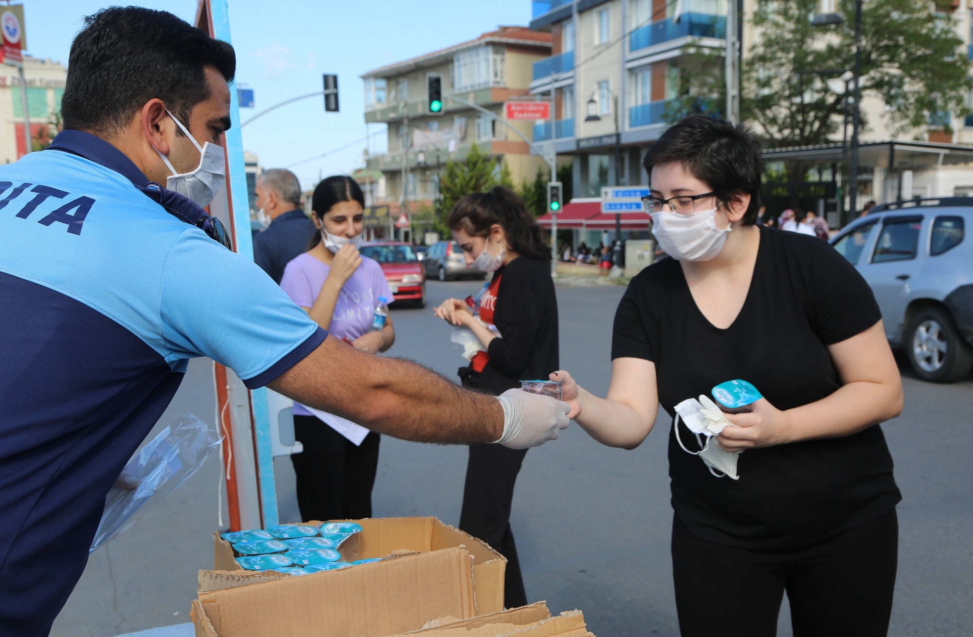 MALTEPE BELEDİYESİ'NDEN YKS'YE GİRECEK ÖĞRENCİLERE MASKE VE SU