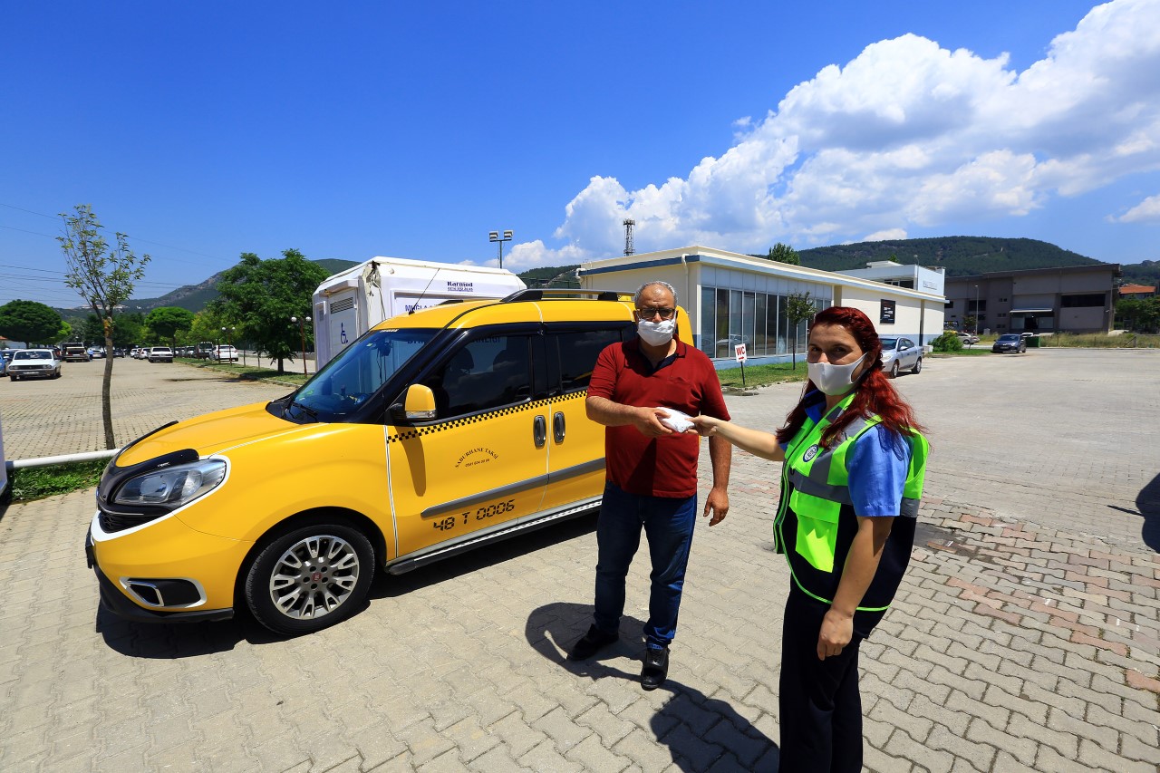 MUĞLA BÜYÜKŞEHİR'DEN TAKSİ VE ÖTTA'LARA MASKE DESTEĞİ