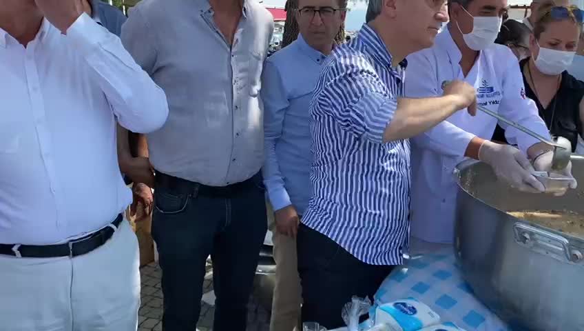 BÜLENT KUŞOĞLU, EDREMİT KİTAP FUARI'NDA ZİYARETÇİLERE AŞURE DAĞITTI