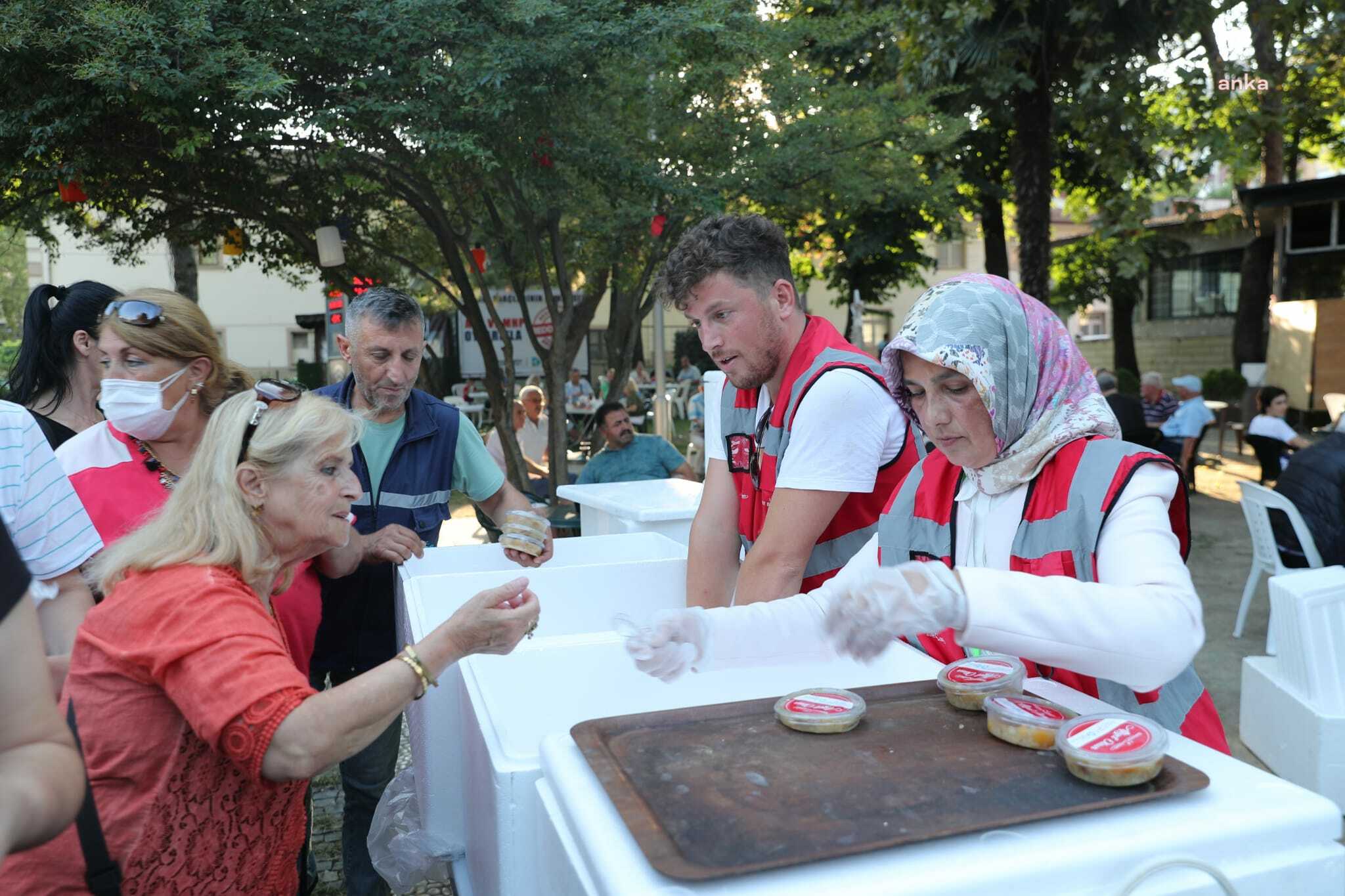 İZMİT BELEDİYESİ'NDEN CUMHURİYET PARKI’NDA AŞURE İKRAMI