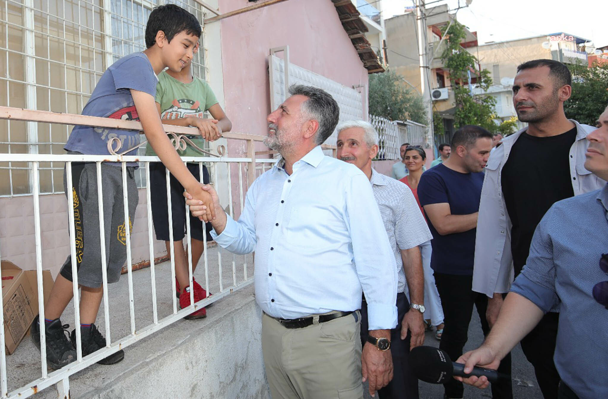 BAYRAKLI BELEDİYE BAŞKANI SANDAL, MAHALLE GEZİLERİNE DEVAM EDİYOR