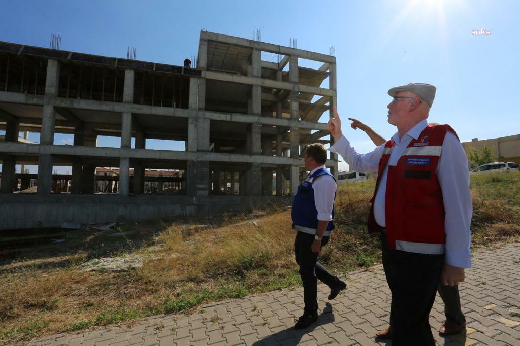 BAŞKAN KURT ODUNPAZARI’NDA DEVAM EDEN ÇALIŞMALARI YERİNDE İNCELEDİ