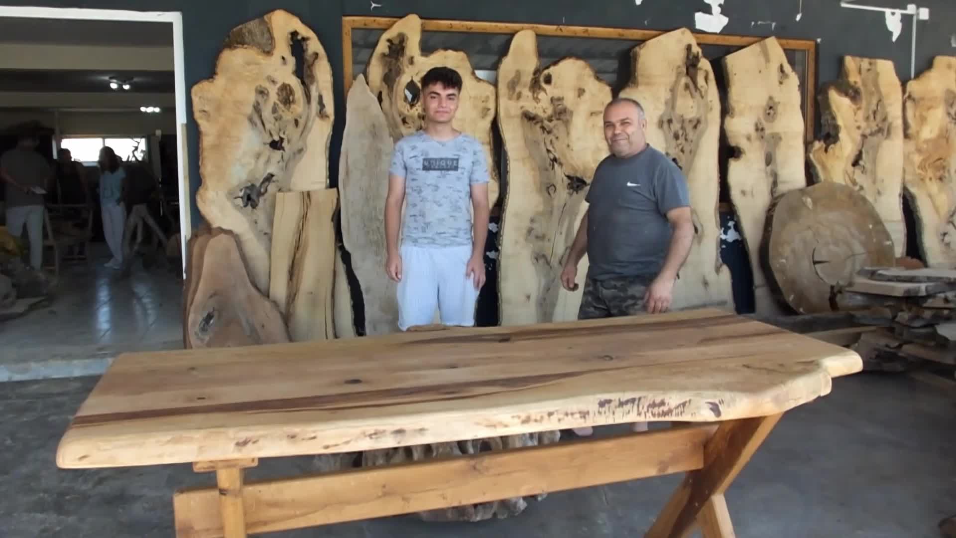 EDREMİT’TE ATIK AĞAÇLAR SANAT ESERİNE DÖNÜŞÜYOR