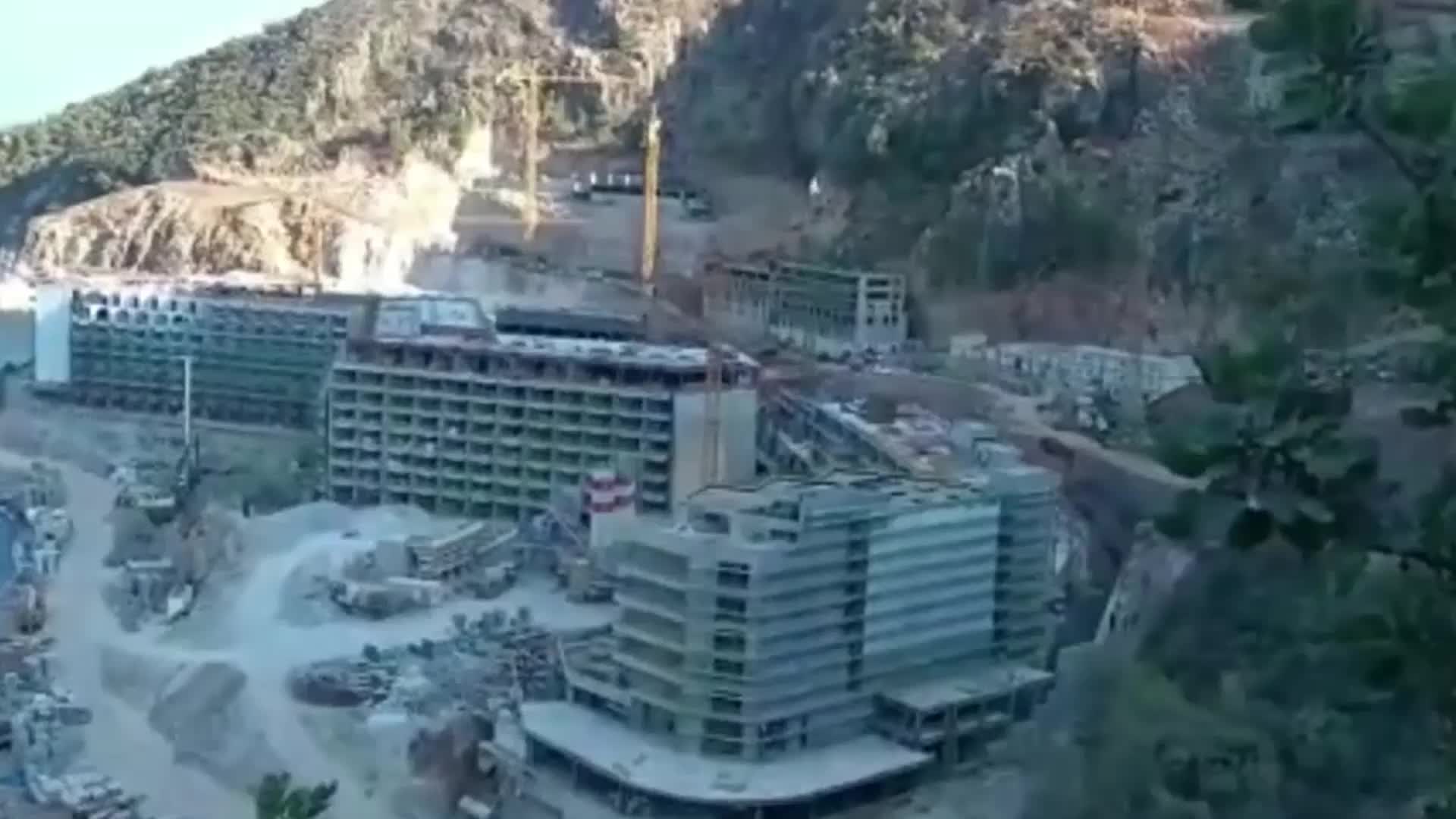 KIZILBÜK’TEKİ OTEL İNŞAATINI GÖRÜNTÜLEYEN ÇEVRECİLER GÖZALTINA ALINDI: “KOLLUK, ŞİRKETİN HUKUK TANIMAYAN FAALİYETLERİNE SEYİRCİ KALIRKEN, DOĞA SAVUNUCULARINI GÖZALTINA ALMIŞTIR”