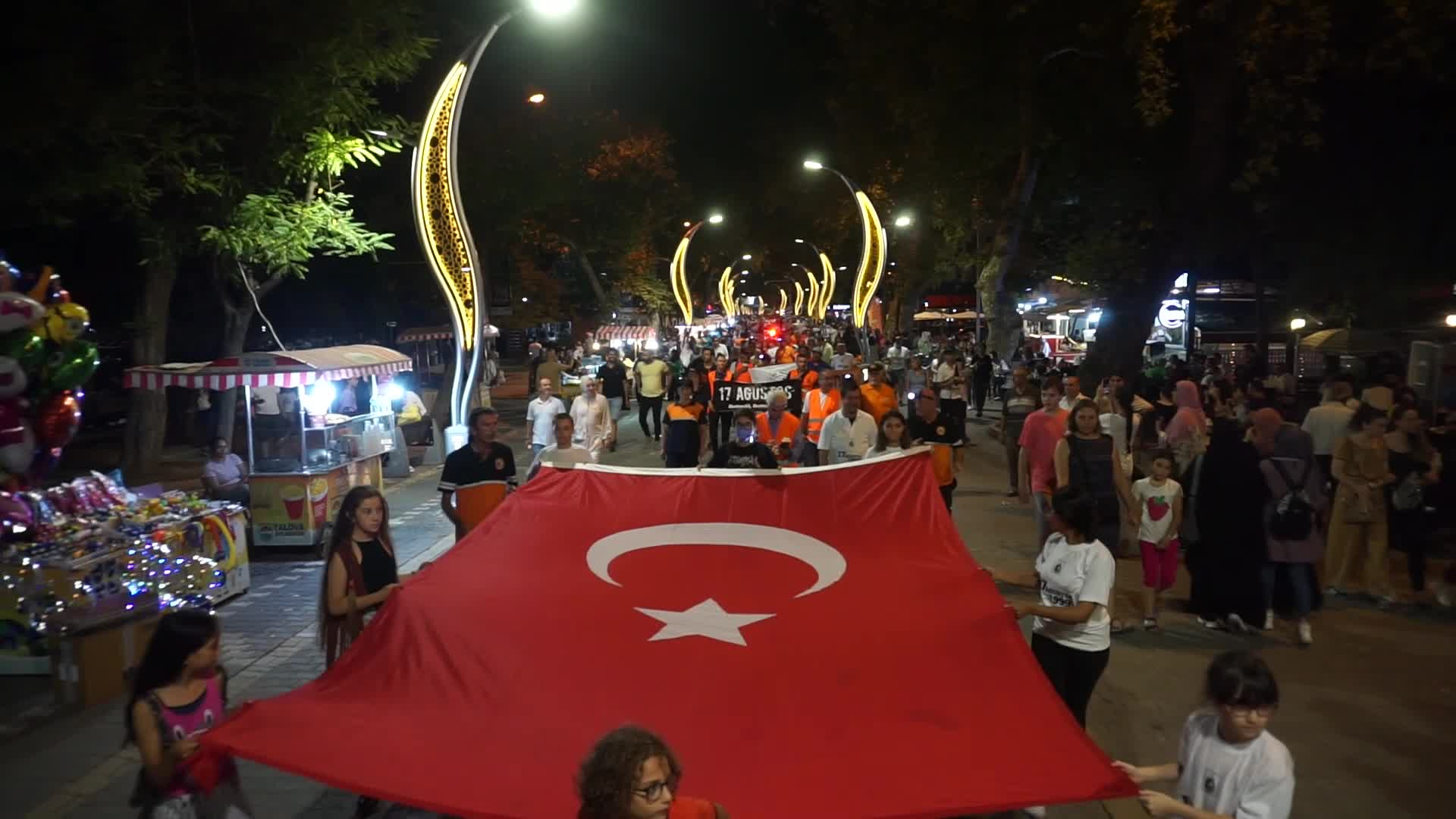 MARMARA DEPREMİ’NDE YAŞAMINI YİTİRENLER, DEPREMİN 23. YILINDA YALOVA’DA “SESSİZ YÜRÜYÜŞ” İLE ANILDI