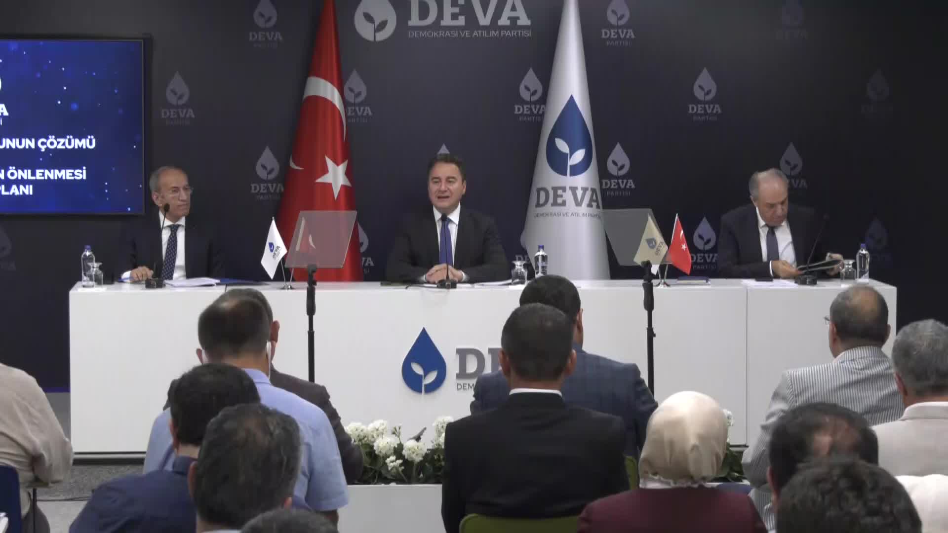 BABACAN, PARTİSİNİN SIĞINMACI SORUNUYLA İLGİLİ EYLEM PLANINI AÇIKLADI: “SURİYELİLERİN GEÇİCİ KORUMA STATÜLERİNE SON VERECEĞİZ. DÜZENSİZ GÖÇMENLERİ SINIR DIŞI EDECEĞİZ”