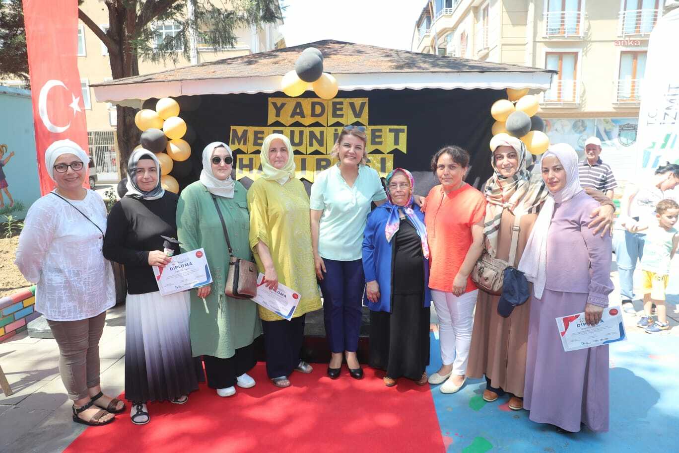 İZMİT BELEDİYESİ YAŞAMA DESTEK EVİ’NDE İLK MEZUNİYET SEVİNCİ