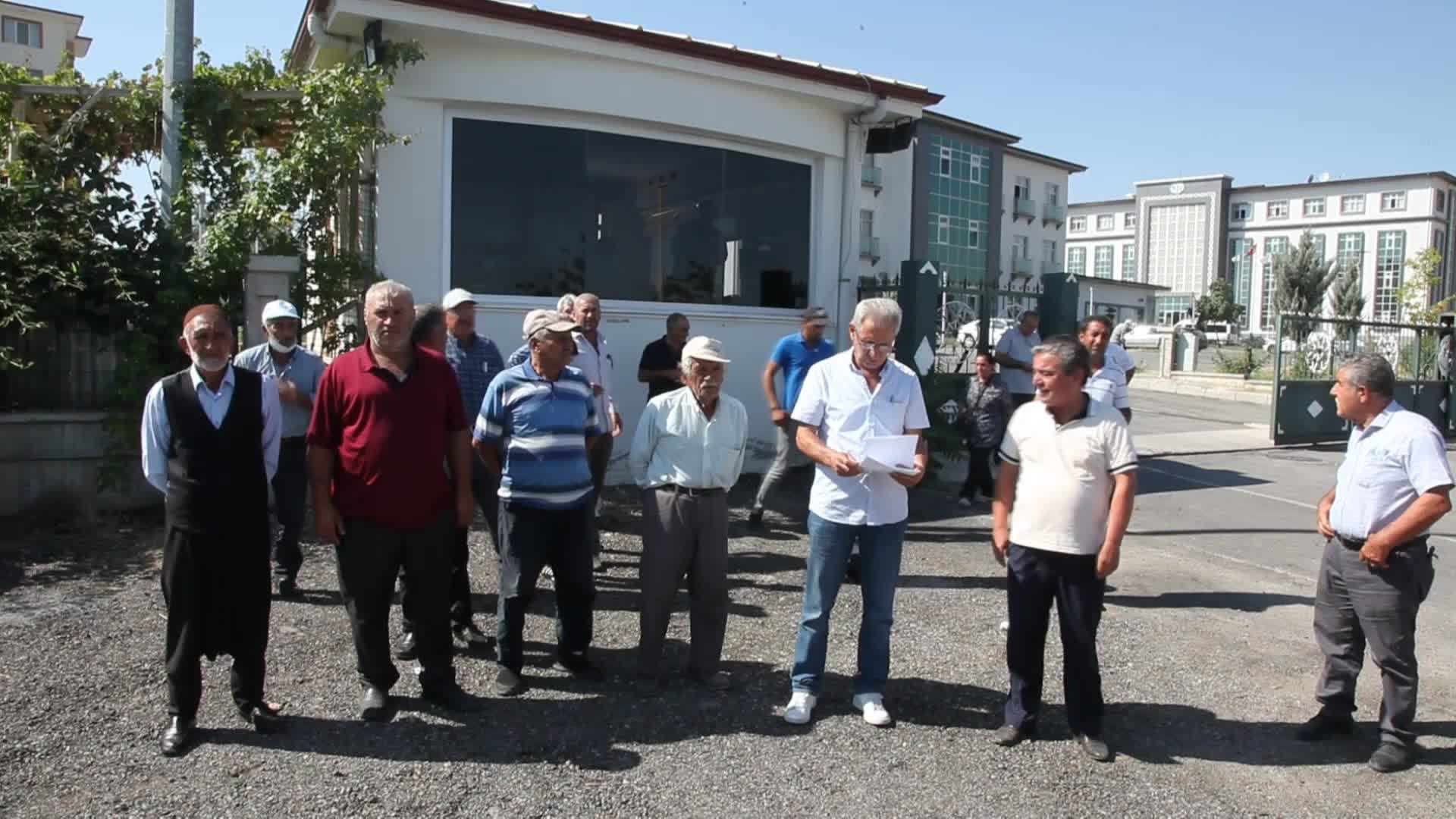 MALATYA'DA ÇİFTÇİLER, SULAMA SUYU FİYATINA YAPILAN ZAMMI PROTESTO ETTİ:  “HAYVANCILIK ZATEN ÖLDÜ, TARIMI DA ÖLDÜRDÜLER, ELLERİNE SAĞLIK”