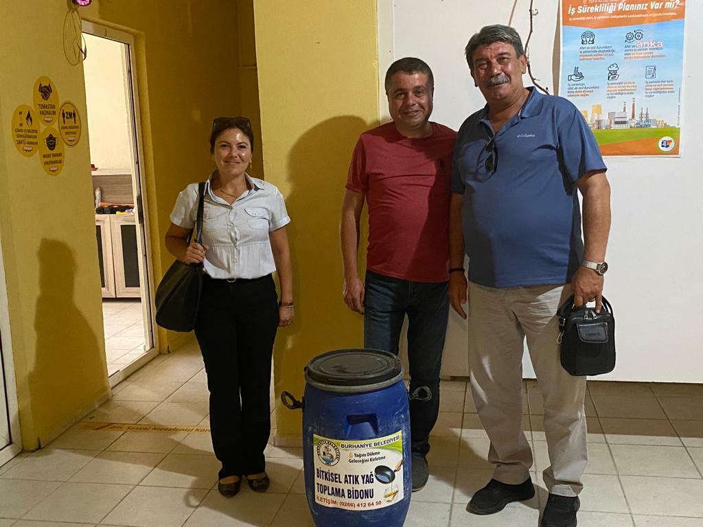 BURHANİYE BELEDİYESİ ATIK YAĞLARI TOPLARKEN SOKAK HAYVANLARININ DA KARNINI DOYURUYOR