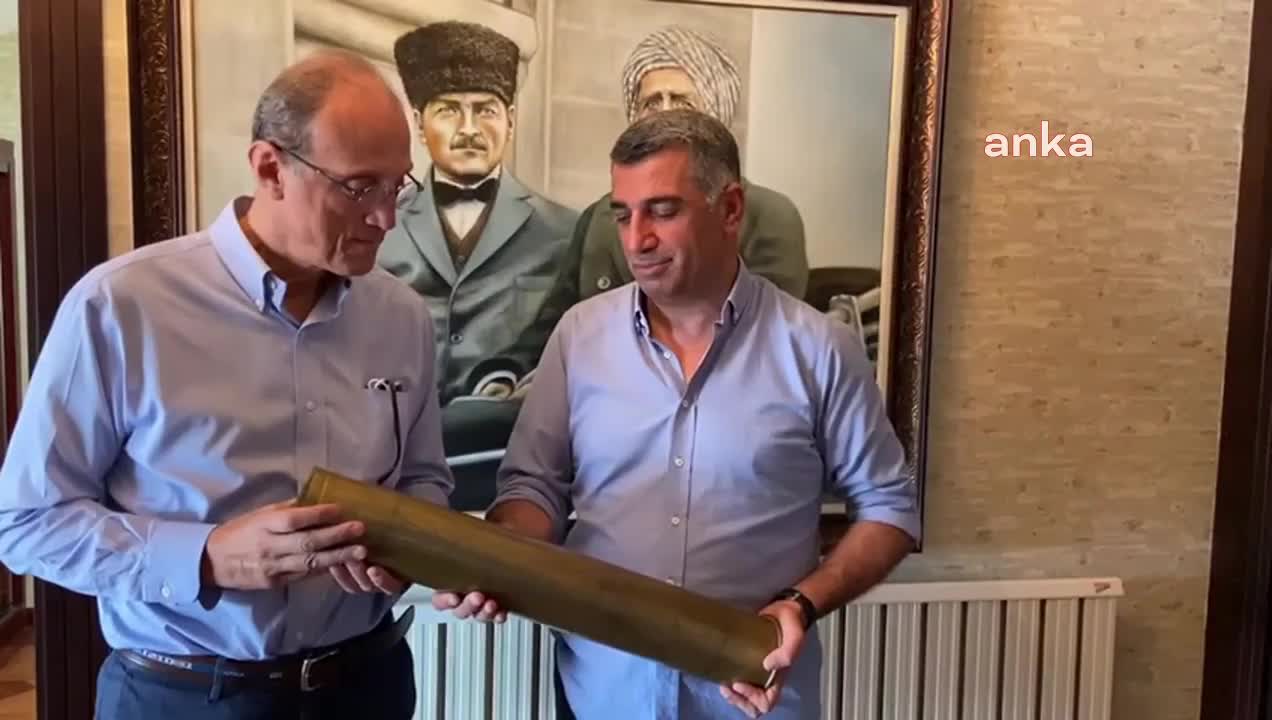 HURŞİT GÜNEŞ, KIBRIS BARIŞ HAREKATI'NDA ATILAN İLK HAVAN TOPUNUN KOVANINI GÜRSEL EROL'E HEDİYE ETTİ