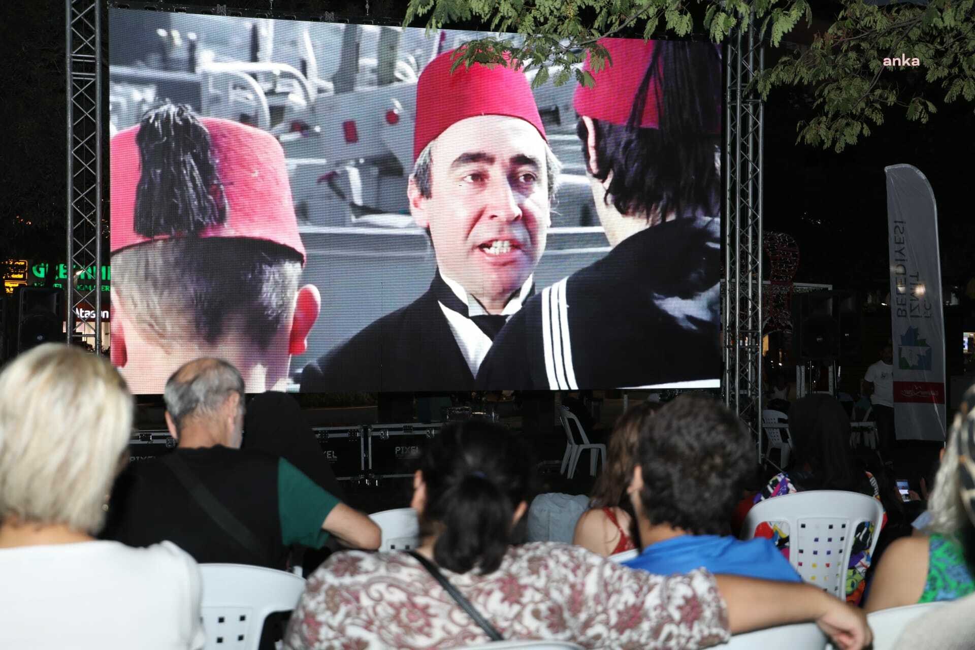 İZMİTLİLER, PERŞEMBE SİNEMALARINDA 'SÜT KARDEŞLER'İ İZLEDİ