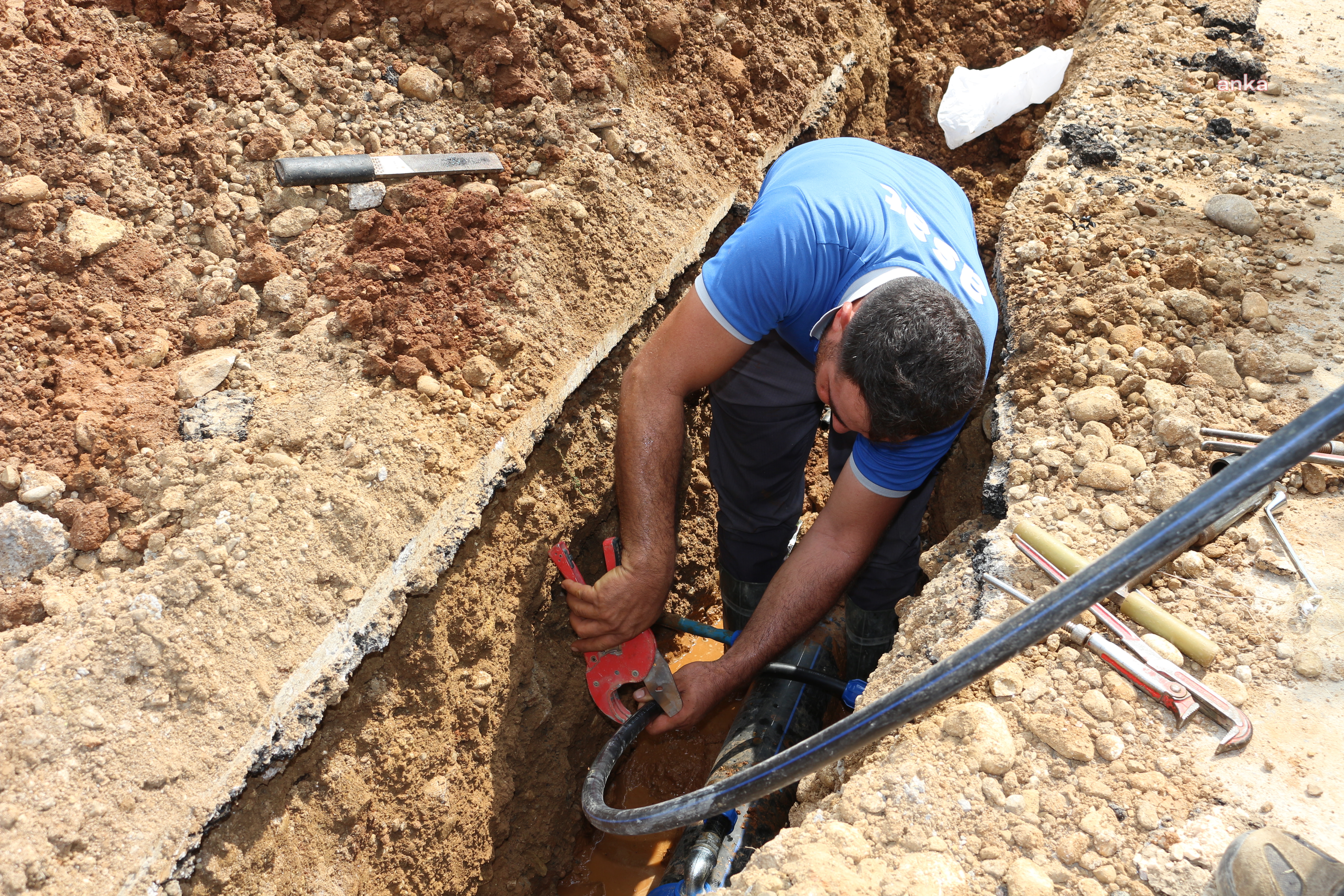 ANTALYA BÜYÜKŞEHİR SERİK’TE İÇME SUYU İSALE HATLARINI YENİLİYOR