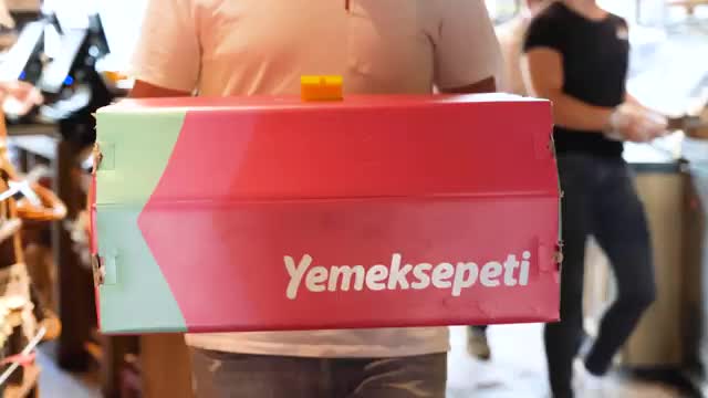 YEMEKSEPETİ, DRONE İLE İLK YEMEK TESLİMATINI YAPTI