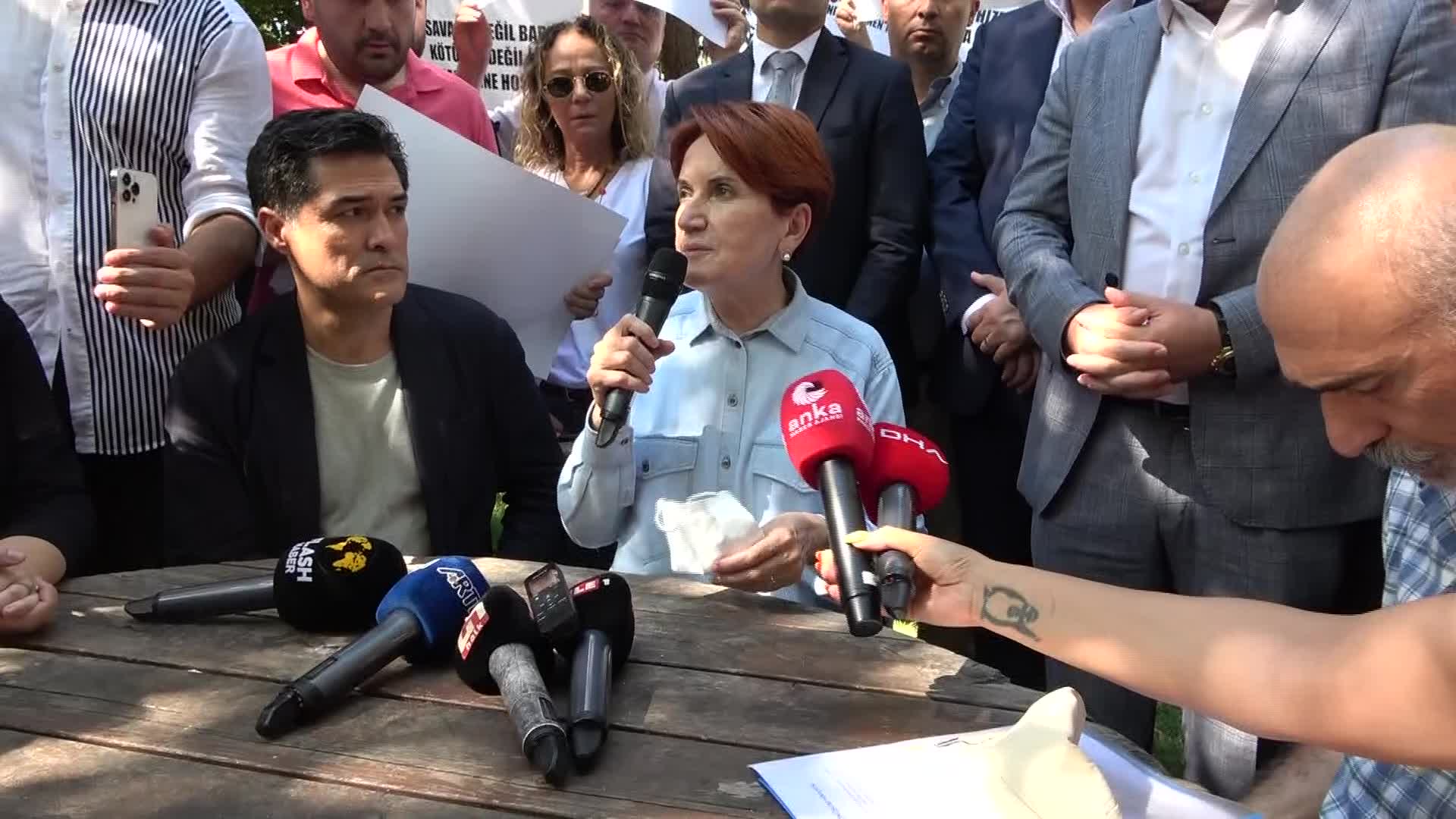 AKŞENER’İN TOZKOPARAN’DA DİNLEDİĞİ YURTTAŞ: “HAKTAN, HUKUKTAN, ADALETTEN BAHSEDEN CUMHURBAŞKANINA SORMAK İSTİYORUM; EVİMDEN DIŞARI ATILIYORSAM ÜLKE NASIL YÖNETİLİYOR?”