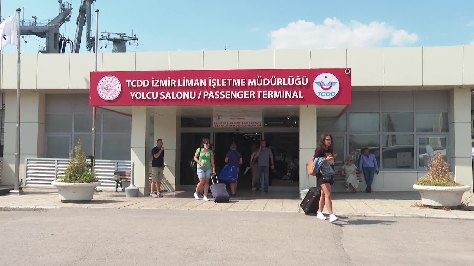 MİDİLLİLİ TURİSTLER İZMİR'E AKIN ETTİ