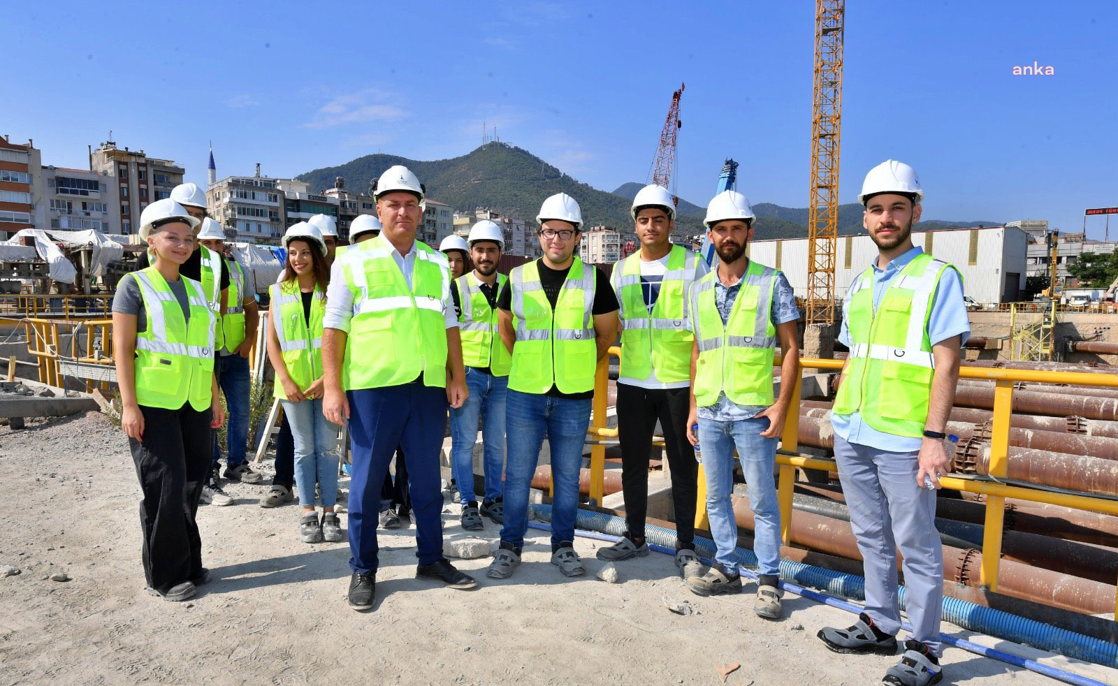 İZMİR'DE 'YENİ MEZUN' ŞARTI İLE 37 GENÇ İŞ SAHİBİ OLDU