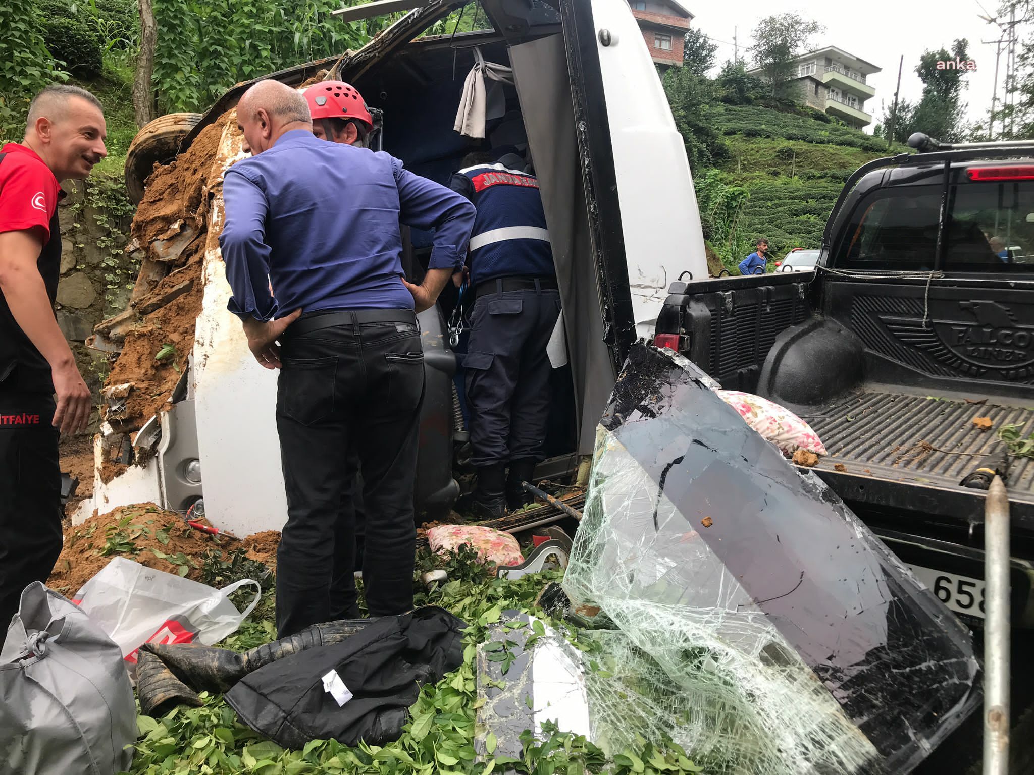 RİZE’DE YABANCI TURİSTLERİ TAŞIYAN MİNİBÜS DEVRİLDİ: 25 YARALI