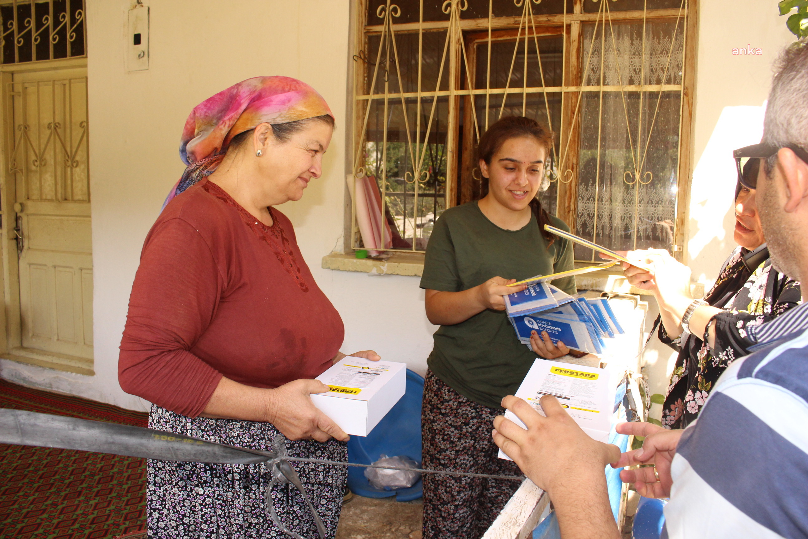 ANTALYA BÜYÜKŞEHİR ELMALI’DA 10 BİN YAPIŞKAN TUZAK DAĞITTI