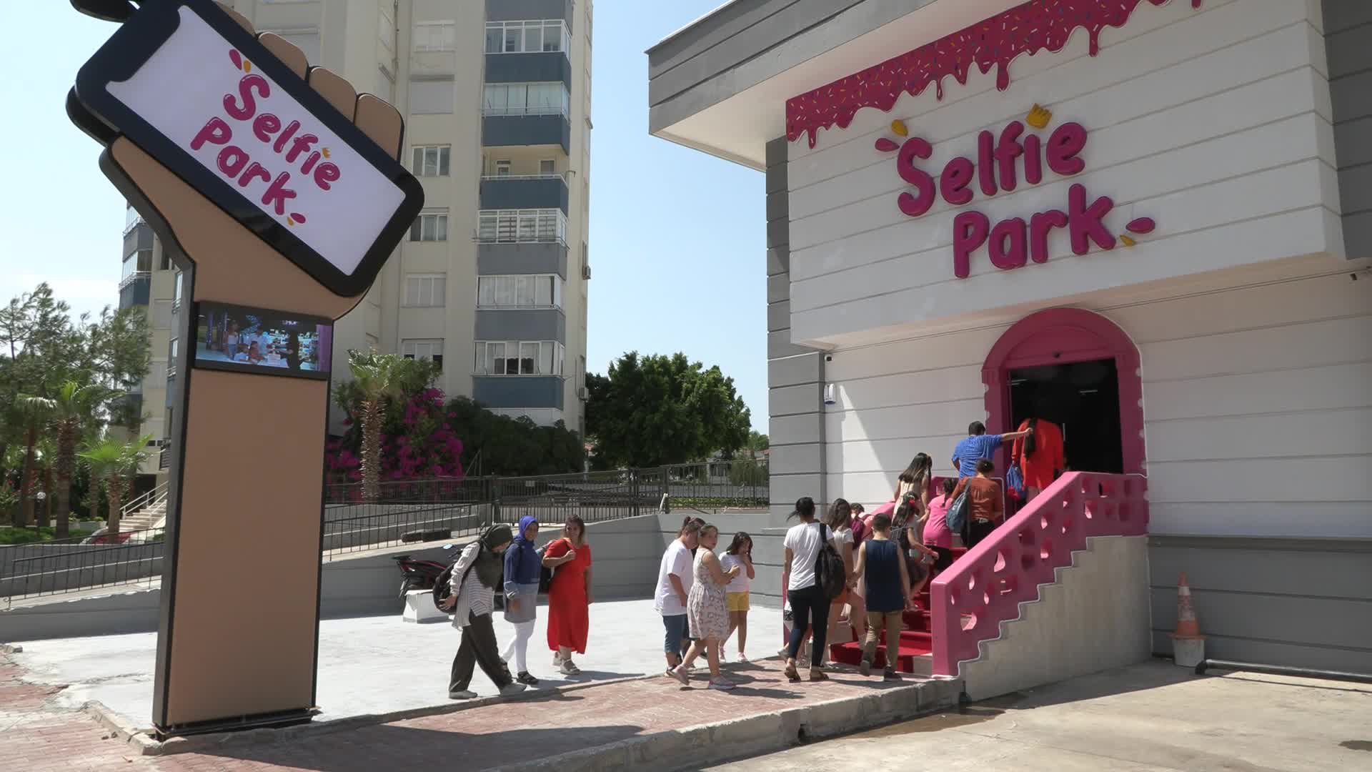 ANTALYALI ÖZEL ÖĞRENCİLER SELFIE PARK’TA EĞLENDİ