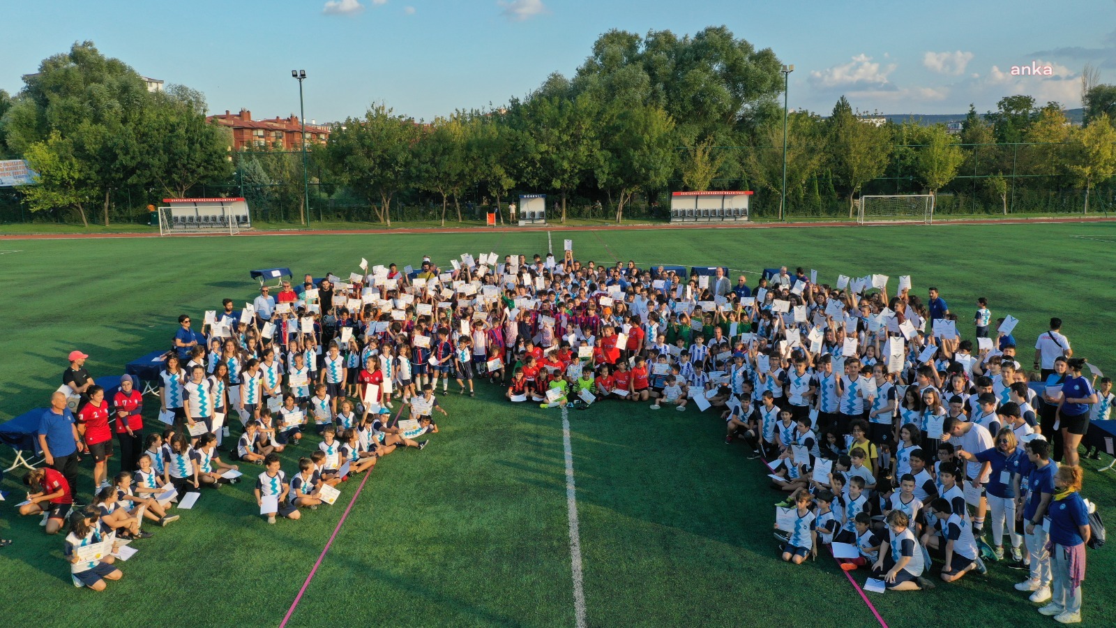 ESKİŞEHİR BÜYÜKŞEHİR’İN YAZ SPOR OKULLARINDA SERTİFİKALAR VERİLDİ