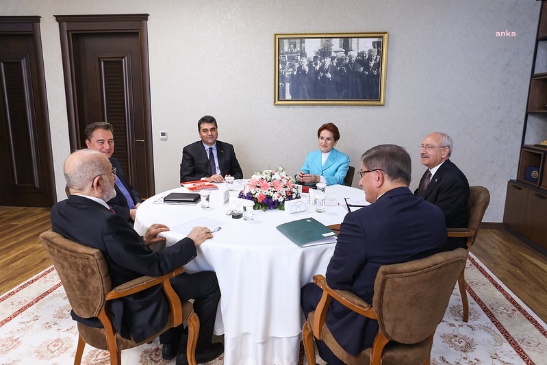 ALTI SİYASİ PARTİ LİDERİNDEN ORTAK AÇIKLAMA: “ORTAK CUMHURBAŞKANI ADAYIMIZ HEM ‘TÜRKİYE CUMHURİYETİ'NİN 13. CUMHURBAŞKANI’ HEM DE SADECE BU MASA ETRAFINDA BİR ARAYA GELEN SİYASİ PARTİLERE OY VERENLERİN DEĞİL, ‘HERKESİN CUMHURBAŞKANI’ OLACAKTIR”