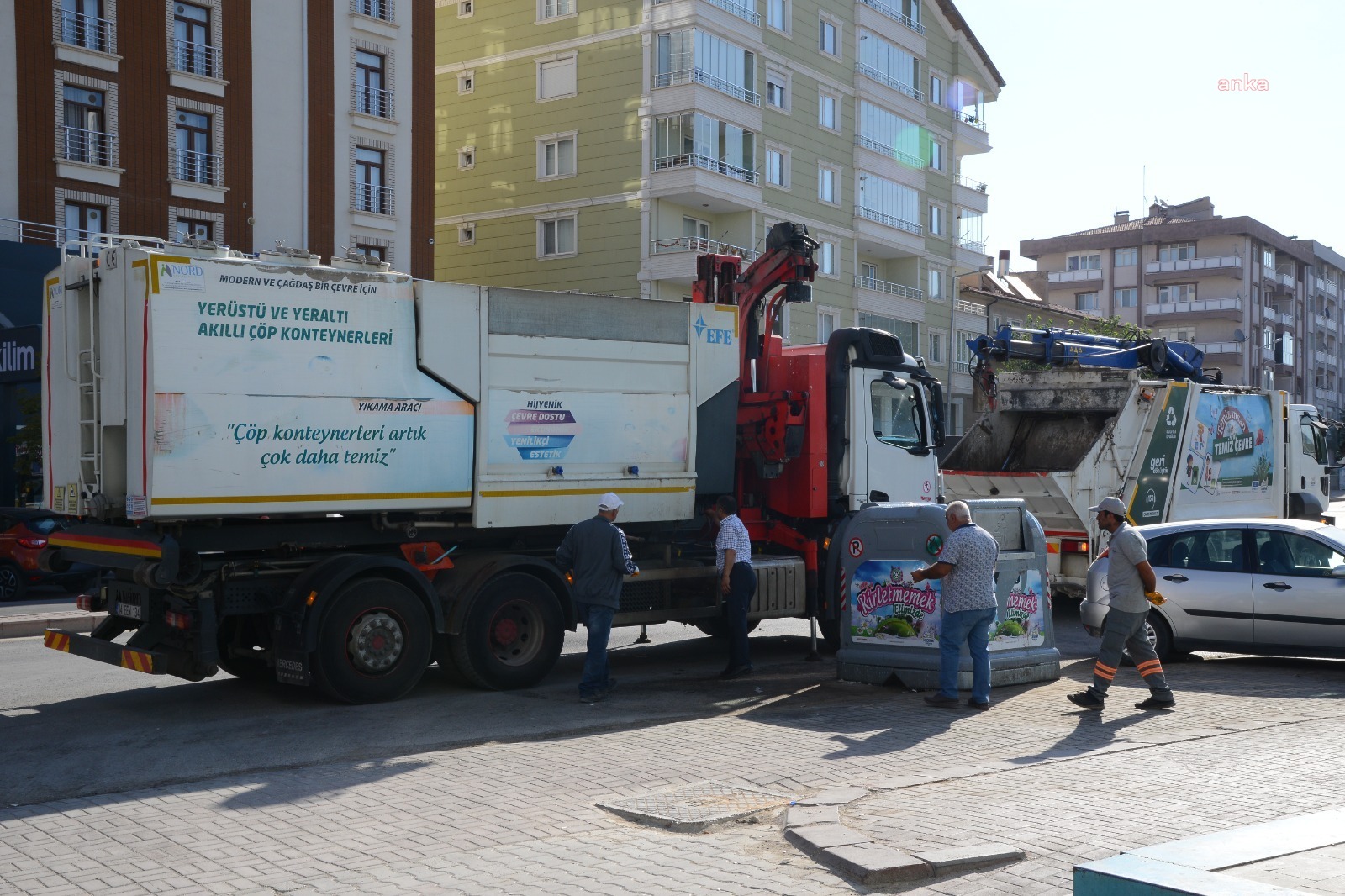 KIRŞEHİR BELEDİYESİ ÇÖP KONTEYNERLERİNİ TEMİZLEYİP İLAÇLIYOR