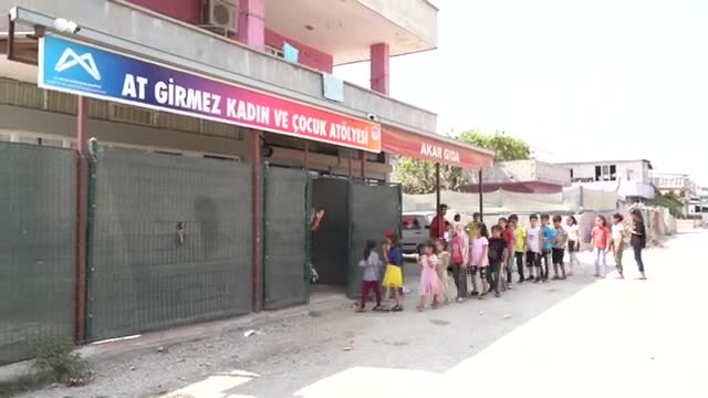 MERSİN BÜYÜKŞEHİR’İN ATGİRMEZ KADIN VE ÇOCUK ATÖLYESİ’NDE HEM ÇOCUKLAR HEM DE ANNELERİ EĞİTİM ALIYOR