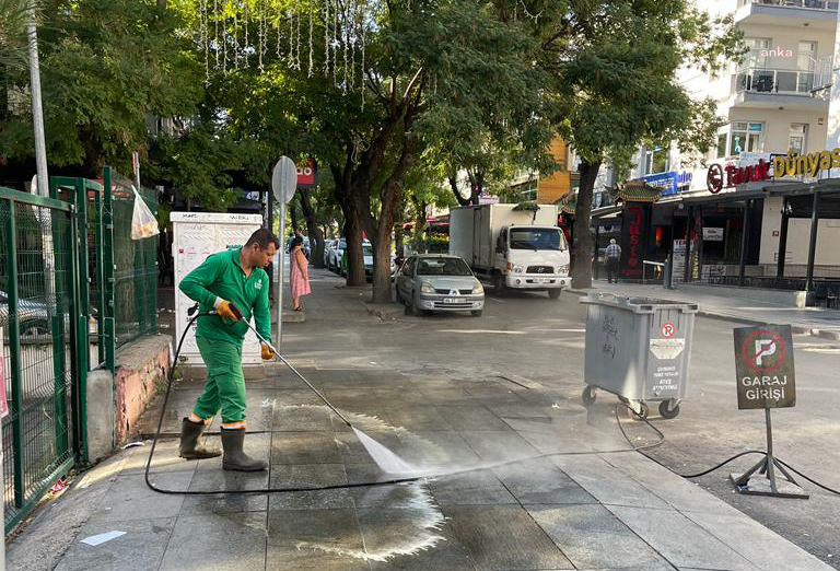 ÇANKAYA BELEDİYESİ EKİPLERİ İLÇEDE TEMİZLİK ÇALIŞMALARINA DEVAM EDİYOR