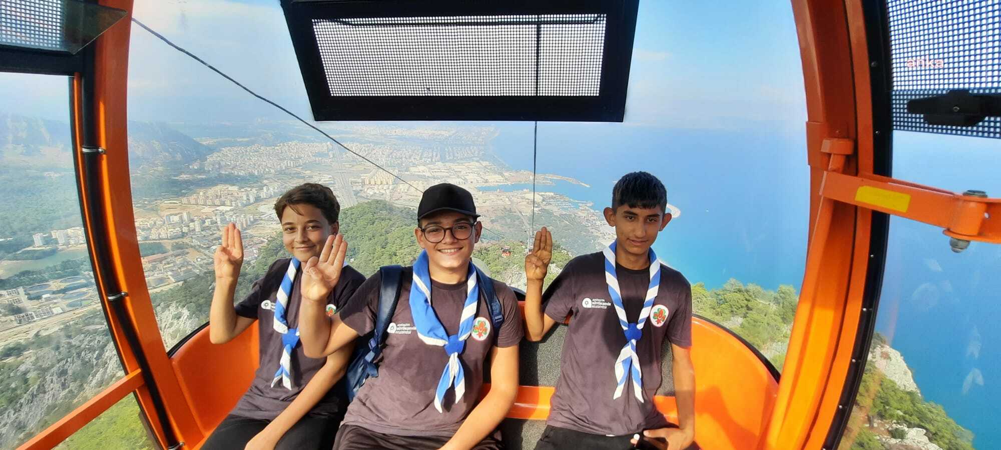 ANTALYA BÜYÜKŞEHİR’İN İZCİLERİ TÜNEKTEPE’DEN ŞEHRİ İZLEDİ