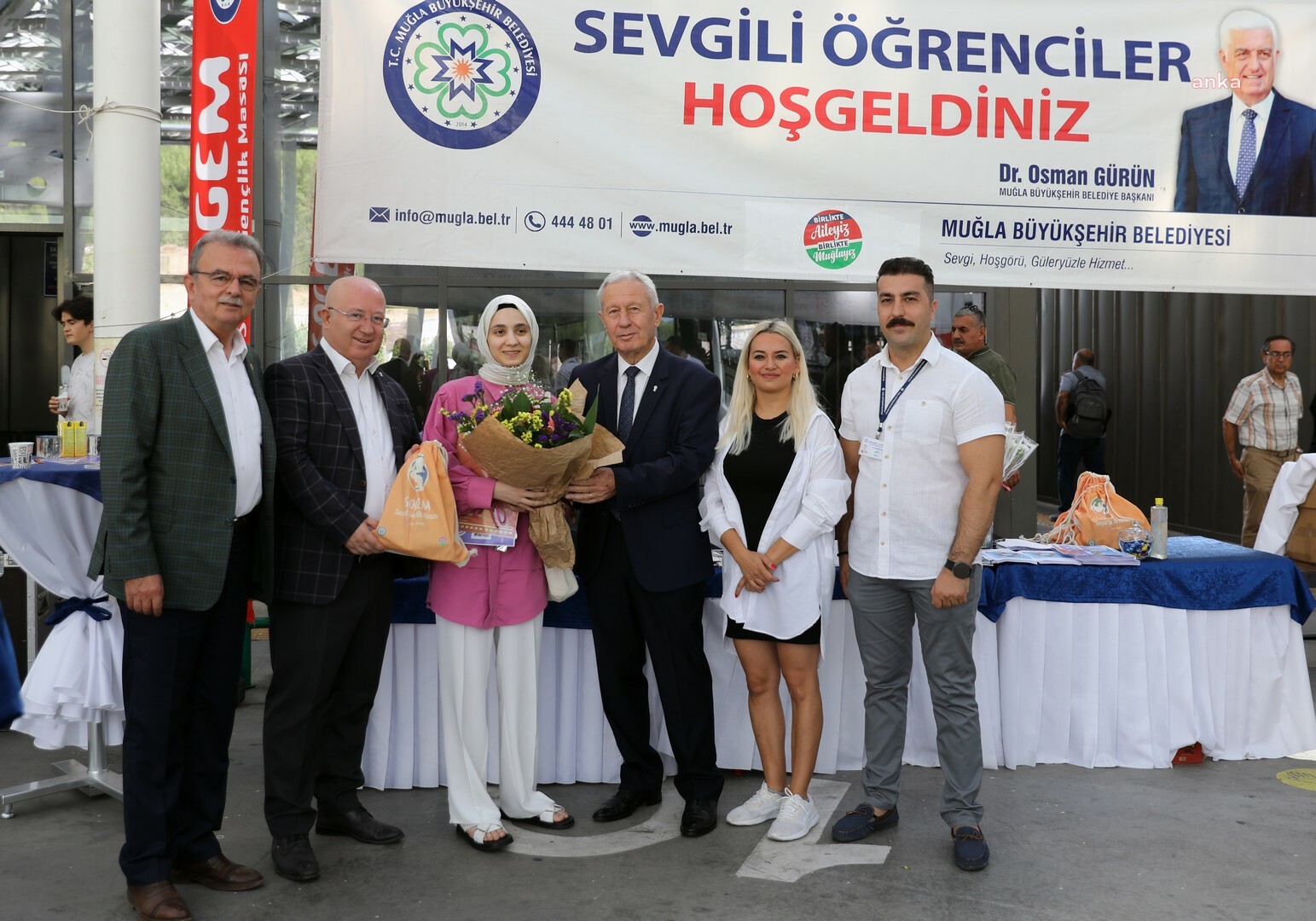 MUĞLA'YA ÜNİVERSİTE KAYDI İÇİN GELEN ÖĞRENCİLER, KARANFİLLERLE KARŞILANDI