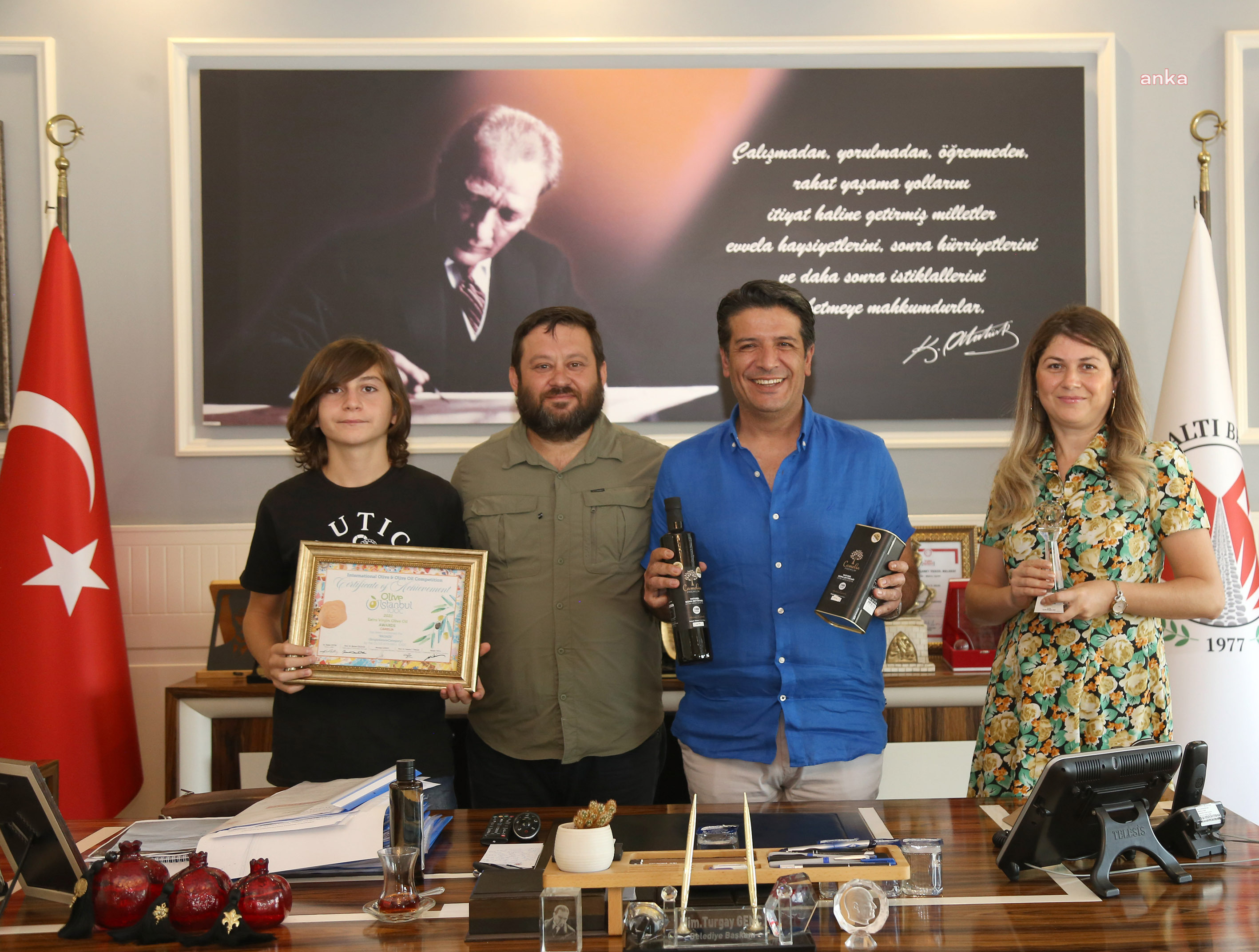 BAŞKAN TURGAY GENÇ’E ÖDÜLLÜ DÖŞEMEALTI ZEYTİNYAĞI HEDİYESİ